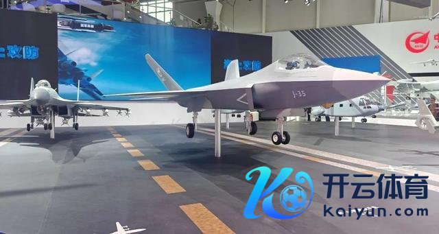 总师官宣歼35将上航母 两型飞机王人登舰